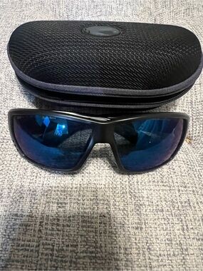 Costa Polarized Matte Black Blue Mirrored Sunglasses with Readers 2.0